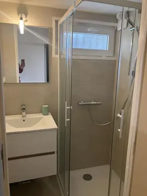 Salle de bains dans l'établissement Grande chambre, Sdb partagée