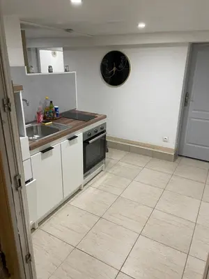 Cuisine ou kitchenette dans l'établissement Grande chambre, Sdb partagée