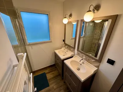 Salle de bains dans l'établissement Villa Napoléni - Maison - Calme - Jardin - Parking