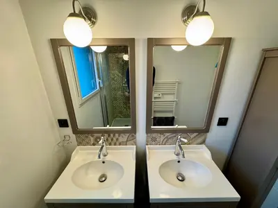 Salle de bains dans l'établissement Villa Napoléni - Maison - Calme - Jardin - Parking