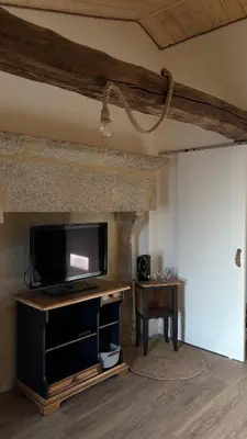 Télévision ou salle de divertissement dans l'établissement Le Logis du Petit Lay