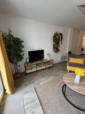 Télévision ou salle de divertissement dans l'établissement Yellow Beach, T2 neuf avec jardin