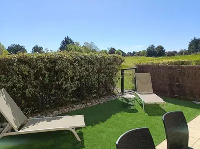Jardin de l'établissement T2 L'orée du Golf labellisé 3 étoiles - Terasse et Parking