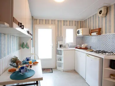 Cuisine ou kitchenette dans l'établissement Holiday Home La Petite Escale by Interhome