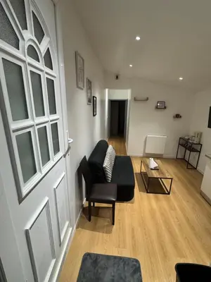 Coin salon dans l'établissement Appartement RDC vu sur jardin appart C