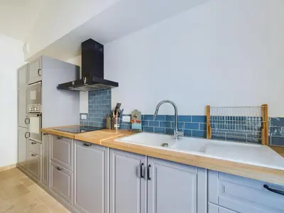 Cuisine ou kitchenette dans l'établissement 400m de la mer, belle résidence pour 8 avec jardin