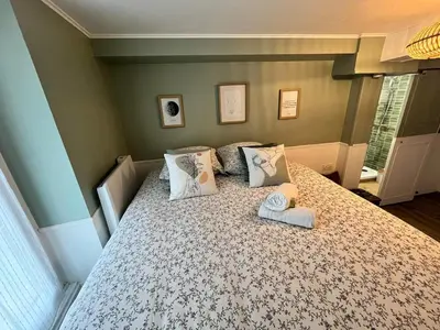 Un ou plusieurs lits dans un hébergement de l'établissement Studio BROSSARD 2pers Tv and Wifi