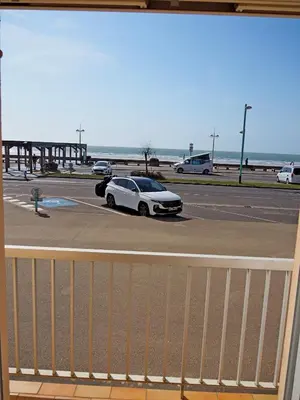 Vue générale sur la mer ou vue sur la mer prise depuis l'appartement