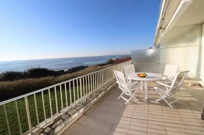 Balcon ou terrasse dans l'établissement La Falaise by TAH - Face mer avec grande terrasse