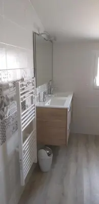 Salle de bains dans l'établissement Maison Le Fenouiller Vendée 8 personnes 3 étoiles