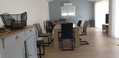 Télévision ou salle de divertissement dans l'établissement Maison Le Fenouiller Vendée 8 personnes 3 étoiles