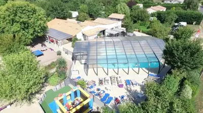Piscine de l'établissement ZEcamping 4 animaux acceptés bain à remous sauna et solarium ou située à proximité