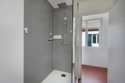 Salle de bains dans l'établissement Face Mer - Plage Villa familiale pour 12