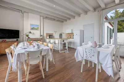 Cuisine ou kitchenette dans l'établissement Face Mer - Plage Villa familiale pour 12