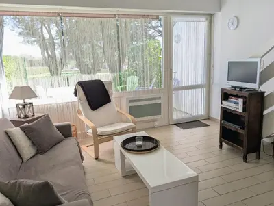 Télévision ou salle de divertissement dans l'établissement Maison dans résidence avec piscine et tennis - 4 personnes