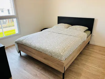 Un ou plusieurs lits dans un hébergement de l'établissement Chambre spacieuse et lumineuse chez l habitant