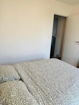 Un ou plusieurs lits dans un hébergement de l'établissement Chambre spacieuse et lumineuse chez l habitant