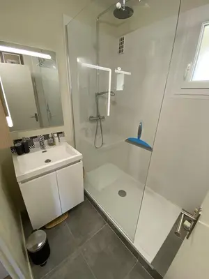 Salle de bains dans l'établissement PROCE - Apt lumineux et cosy, vue parc de Procé