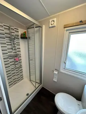 Salle de bains dans l'établissement Bungalow accueillant à Saint-Jean-de-Monts avec piscine