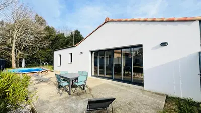 Piscine de l'établissement La Garenne, piscine et pinède ou située à proximité