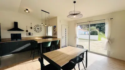 Cuisine ou kitchenette dans l'établissement La Garenne, piscine et pinède