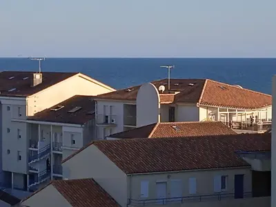 Vue générale sur la mer ou vue sur la mer prise depuis l'appartement