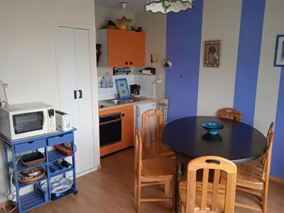 Cuisine ou kitchenette dans l'établissement A deux pas de la plage