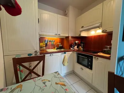 Cuisine ou kitchenette dans l'établissement Azur Marin - Wifi, Parking, Piscine, Mer à 2min