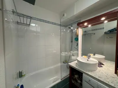 Salle de bains dans l'établissement Azur Marin - Wifi, Parking, Piscine, Mer à 2min