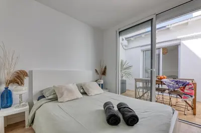 Un ou plusieurs lits dans un hébergement de l'établissement Maison Spacieuse idéalement placée bord de mer