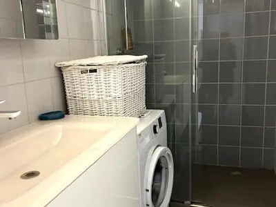 Salle de bains dans l'établissement Appartement lumineux 2 chambres face mer à Saint-Jean-de-Monts - FR-1-652-54