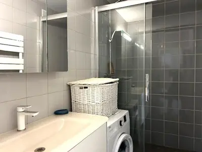 Salle de bains dans l'établissement Appartement lumineux 2 chambres face mer à Saint-Jean-de-Monts - FR-1-652-54