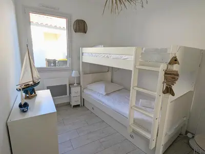 Un ou plusieurs lits dans un hébergement de l'établissement Maison neuve de plain-pied avec extérieur