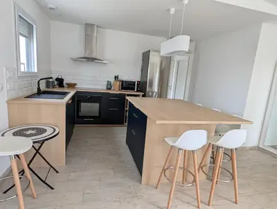 Cuisine ou kitchenette dans l'établissement Maison neuve de plain-pied avec extérieur