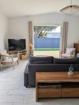 Télévision ou salle de divertissement dans l'établissement Maison neuve de plain-pied avec extérieur