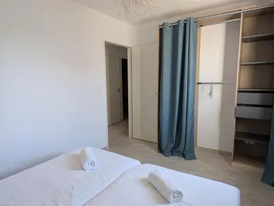 Un ou plusieurs lits dans un hébergement de l'établissement Maison neuve de plain-pied avec extérieur