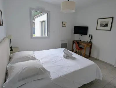 Un ou plusieurs lits dans un hébergement de l'établissement Maison neuve de plain-pied avec extérieur