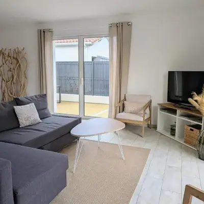 Maison neuve de plain-pied avec extérieur