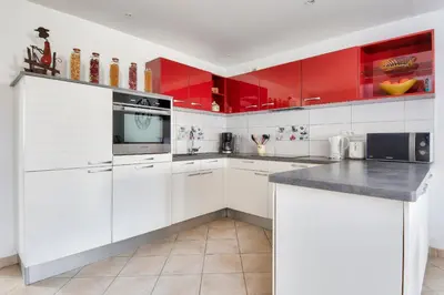 Cuisine ou kitchenette dans l'établissement Maison moderne à 80m de la plage - 6 personnes
