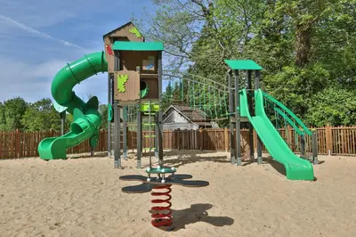 Aire de jeux pour enfants de l'établissement Camping Château La Forêt