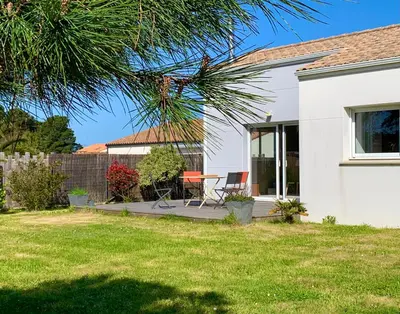 Jardin de l'établissement Maison familiale avec jardin a deux pas de l'océan