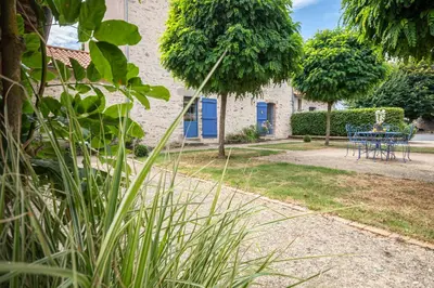 Jardin de l'établissement Domaine des Ecoliers - Gîte 123 soleil - Parking privé
