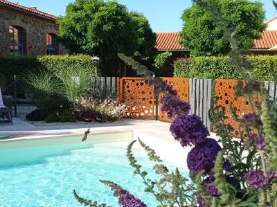 Piscine de l'établissement Domaine des Ecoliers - Gîte 123 soleil - Parking privé ou située à proximité