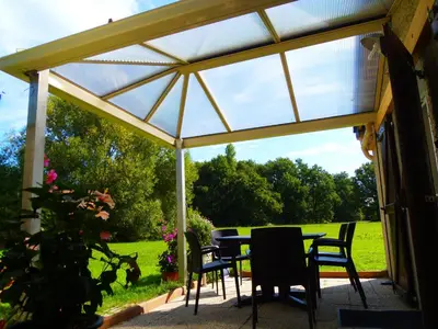 Jardin de l'établissement a 10 mn d Angers petite maison indépendante