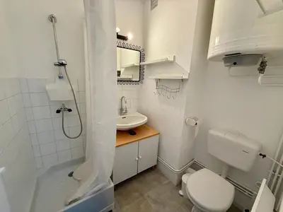 Salle de bains dans l'établissement Studio avec Balcon et Parking à 2 Pas de la Plage - FR-1-652-56