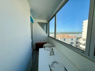 Balcon ou terrasse dans l'établissement Studio avec Balcon et Parking à 2 Pas de la Plage - FR-1-652-56