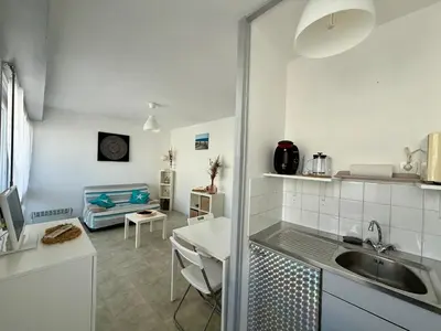 Cuisine ou kitchenette dans l'établissement Studio avec Balcon et Parking à 2 Pas de la Plage - FR-1-652-56