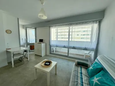 Télévision ou salle de divertissement dans l'établissement Studio avec Balcon et Parking à 2 Pas de la Plage - FR-1-652-56