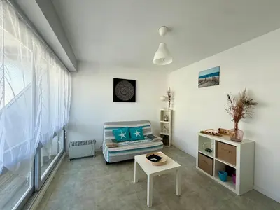 Télévision ou salle de divertissement dans l'établissement Studio avec Balcon et Parking à 2 Pas de la Plage - FR-1-652-56