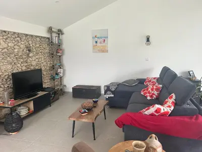 Télévision ou salle de divertissement dans l'établissement Charmante Maison Rénovée Proche Plage et Forêt avec Jardin - FR-1-652-57